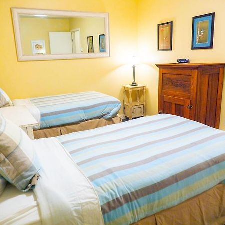Apartamento Waterfront View Of The Inlet, Short Walk To Town Tofino Exterior foto