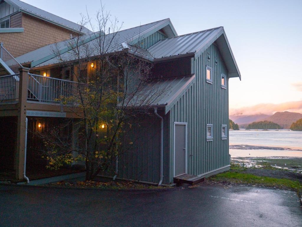 Apartamento Waterfront View Of The Inlet, Short Walk To Town Tofino Exterior foto