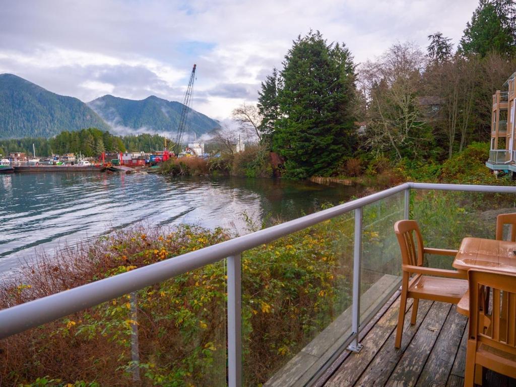 Apartamento Waterfront View Of The Inlet, Short Walk To Town Tofino Exterior foto