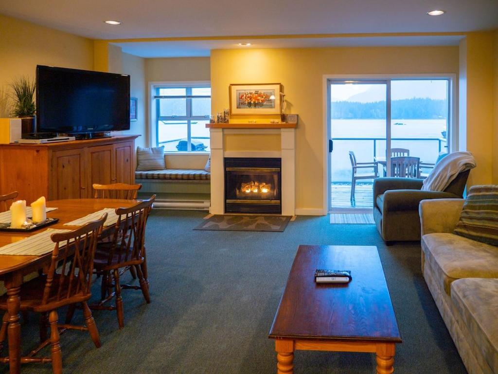 Apartamento Waterfront View Of The Inlet, Short Walk To Town Tofino Exterior foto