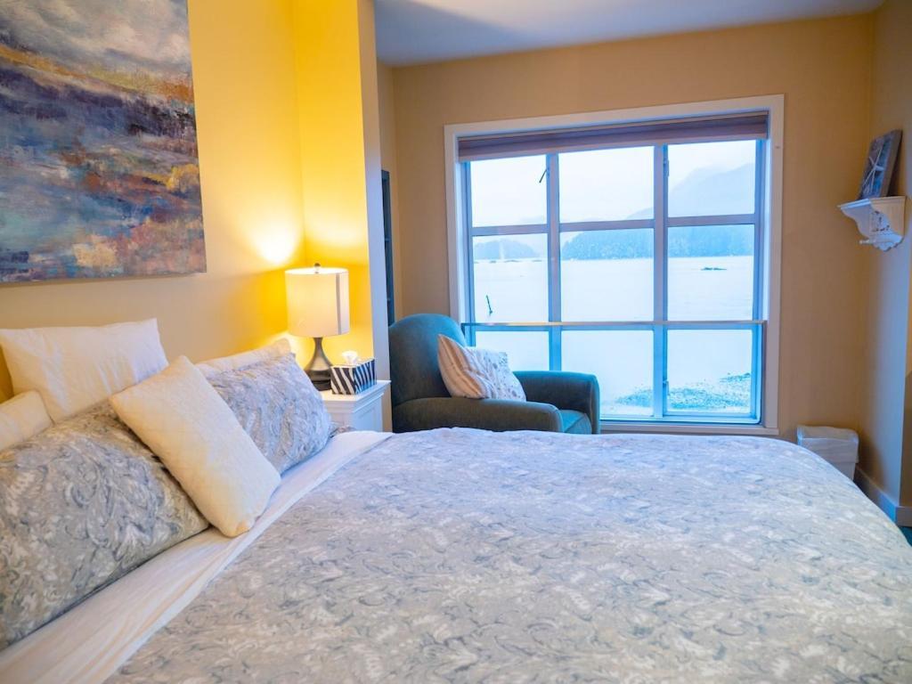 Apartamento Waterfront View Of The Inlet, Short Walk To Town Tofino Exterior foto