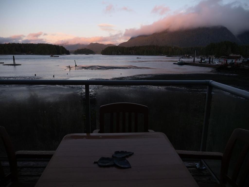 Apartamento Waterfront View Of The Inlet, Short Walk To Town Tofino Exterior foto