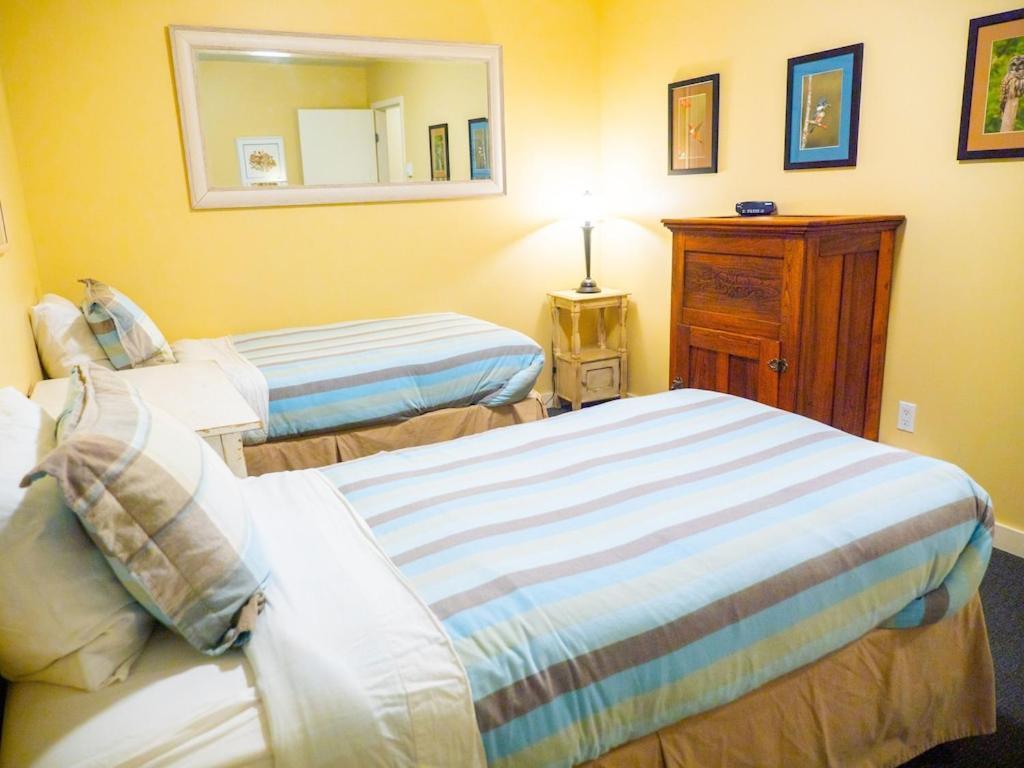 Apartamento Waterfront View Of The Inlet, Short Walk To Town Tofino Exterior foto