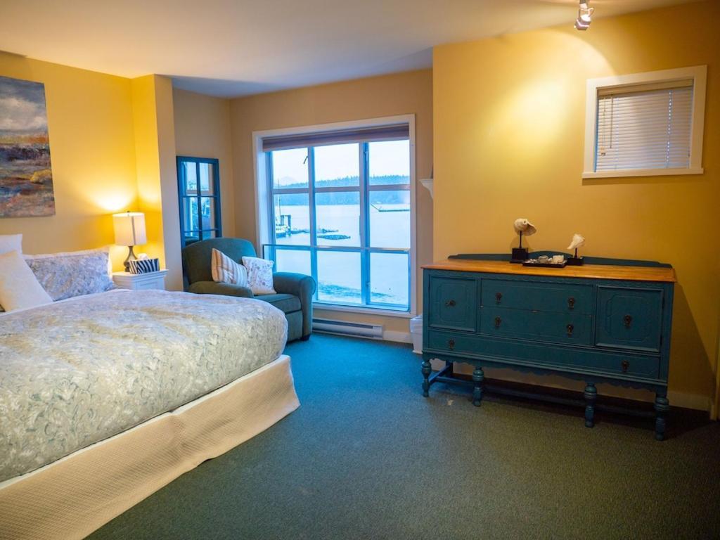 Apartamento Waterfront View Of The Inlet, Short Walk To Town Tofino Exterior foto