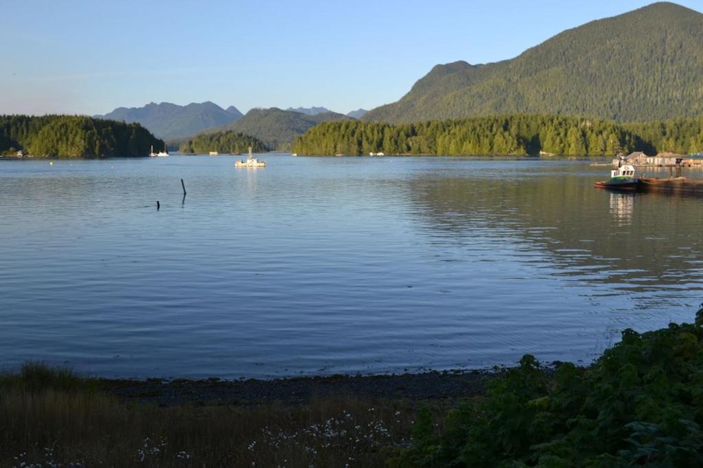 Apartamento Waterfront View Of The Inlet, Short Walk To Town Tofino Exterior foto