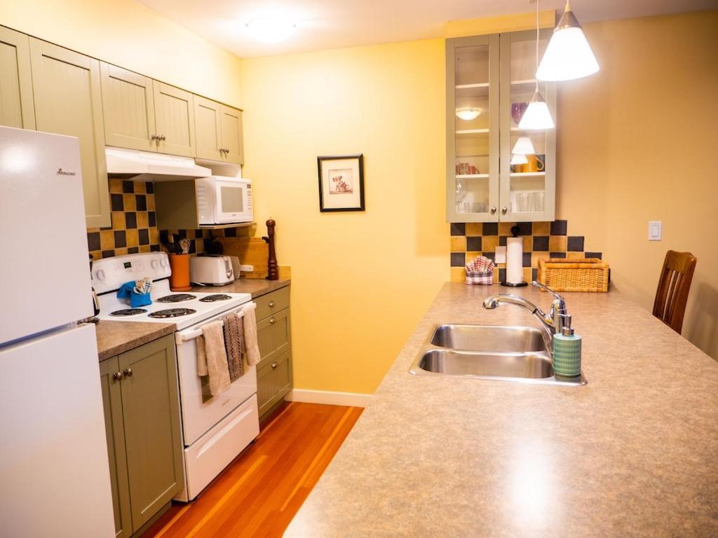 Apartamento Waterfront View Of The Inlet, Short Walk To Town Tofino Exterior foto