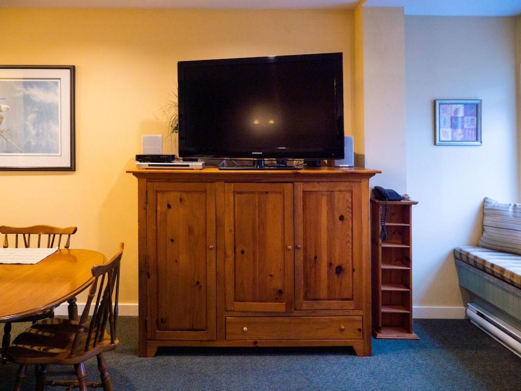 Apartamento Waterfront View Of The Inlet, Short Walk To Town Tofino Exterior foto