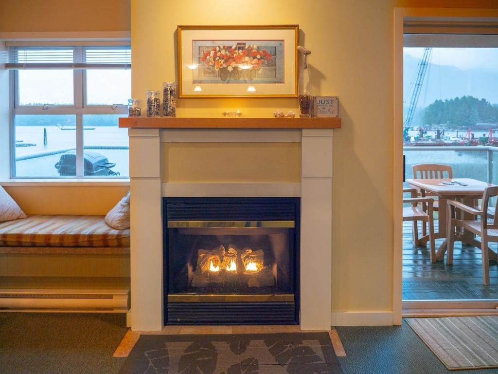 Apartamento Waterfront View Of The Inlet, Short Walk To Town Tofino Exterior foto